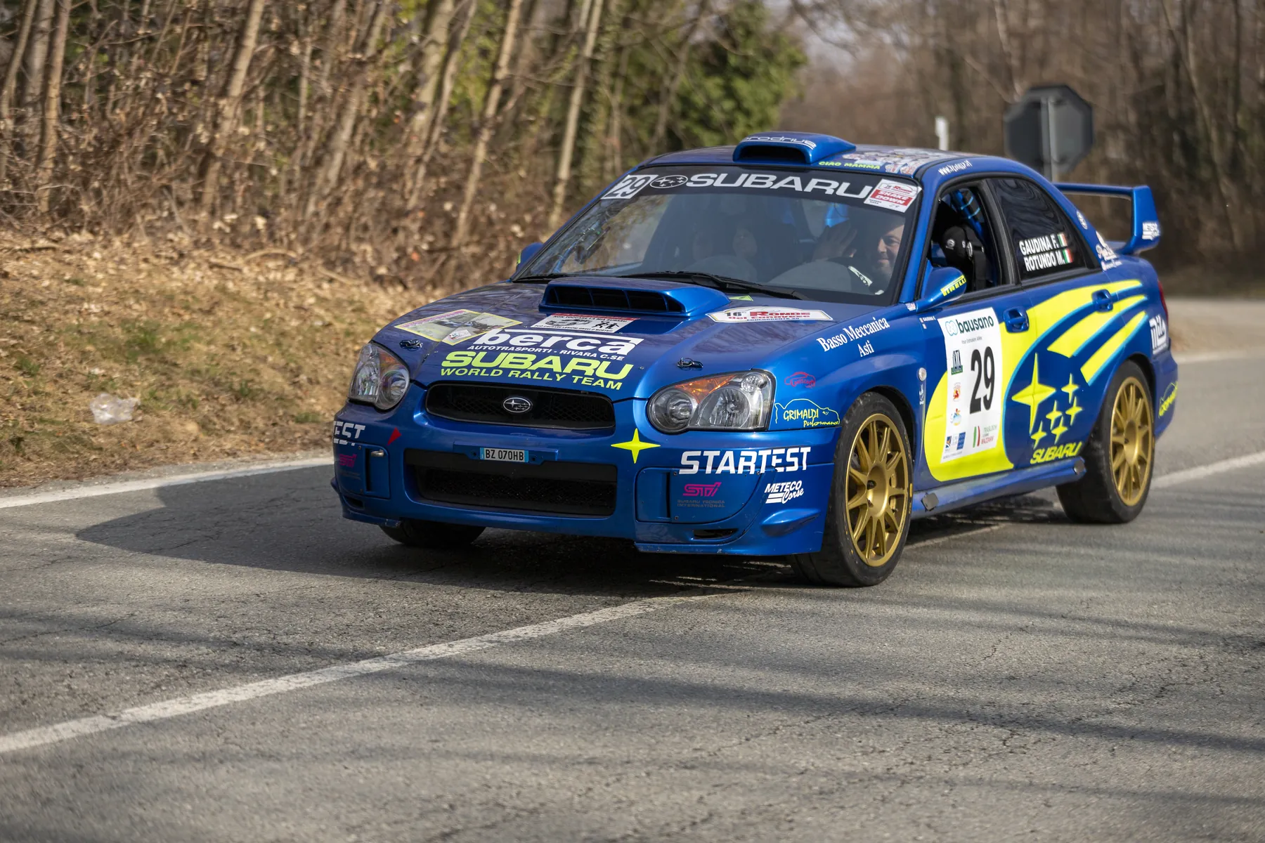 Auto da rally in curva