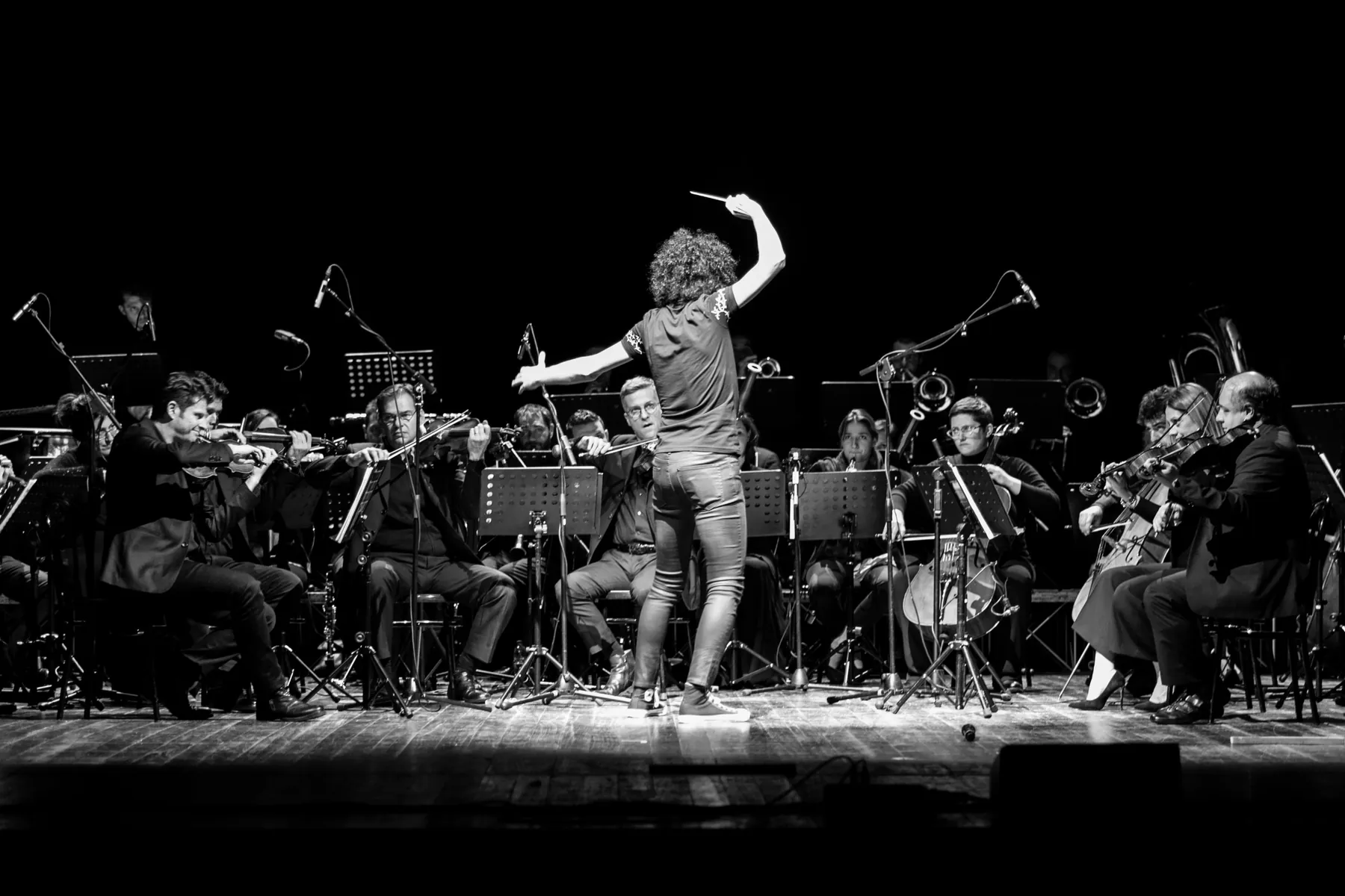 Orchestra in concerto, foto in bianco e nero