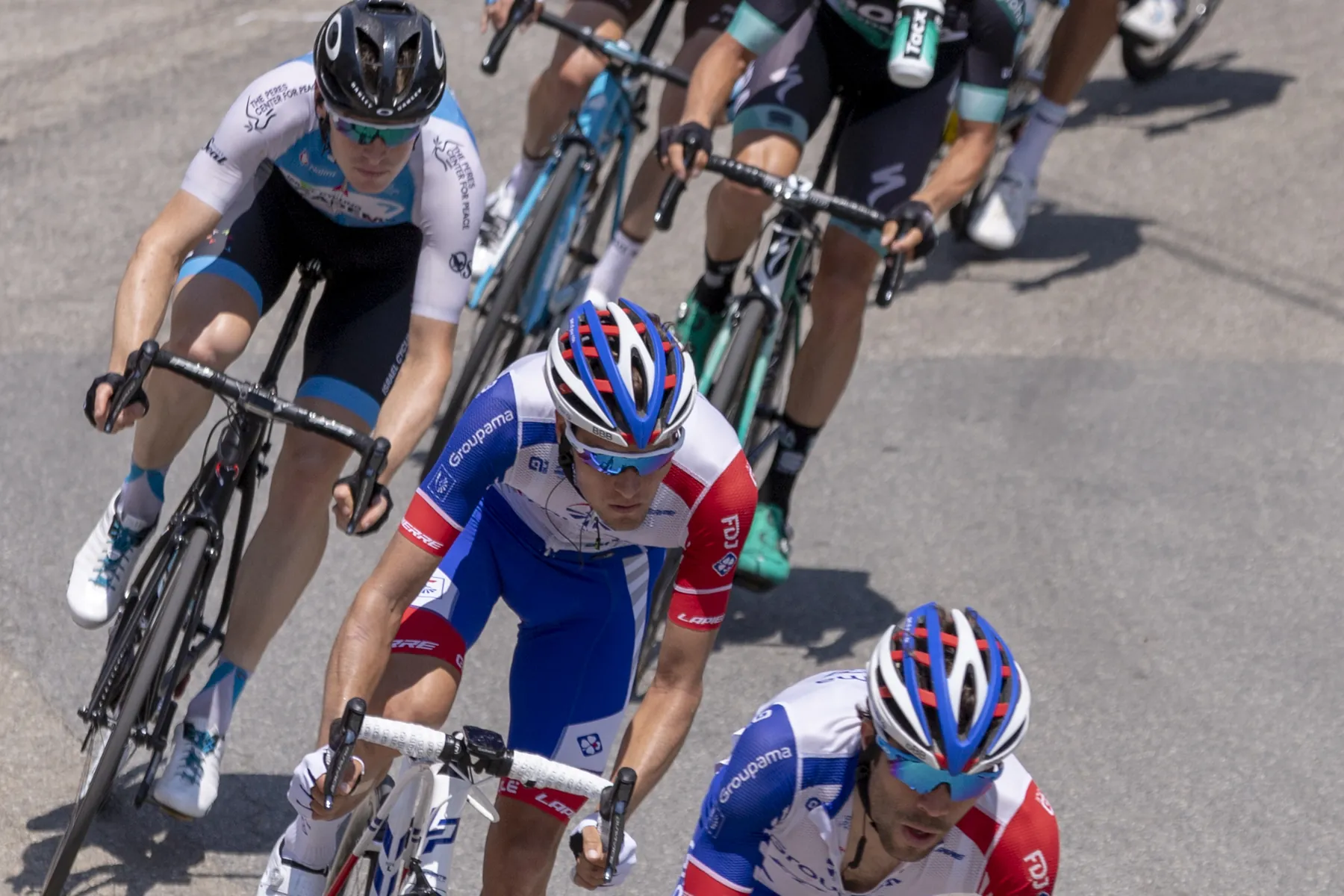 Corridori in gruppo durante una gara ciclistica