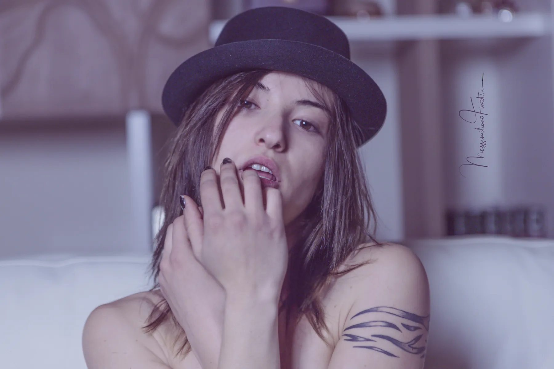 Primo piano di modella con cappello