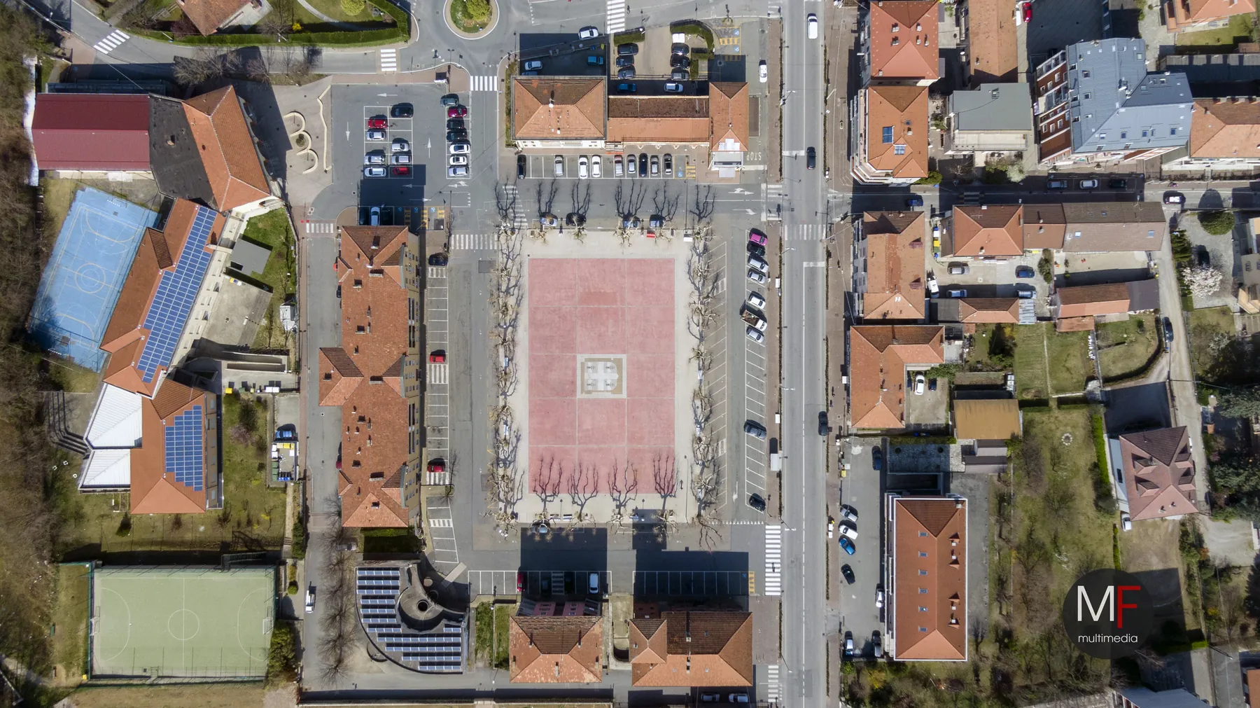 Vista aerea zenitale di una piazza