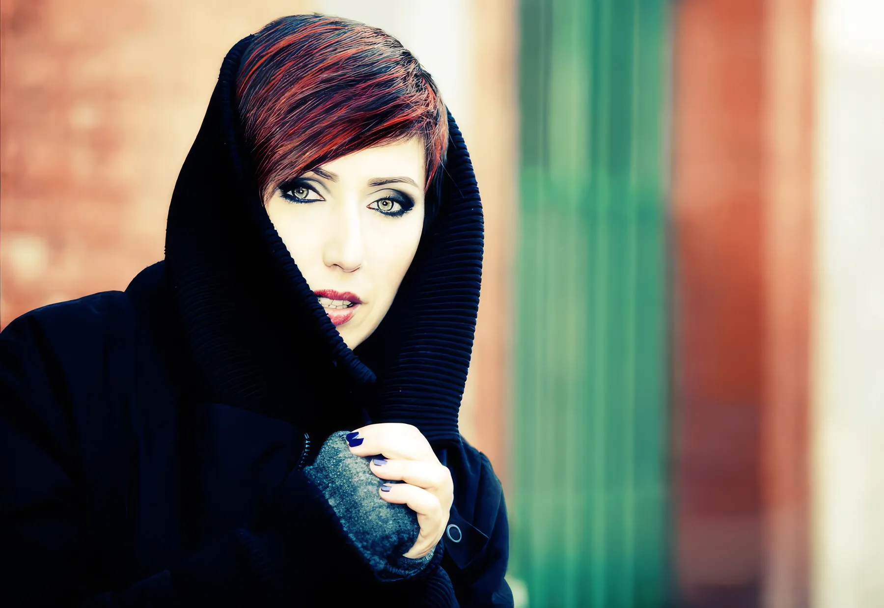 Ritratto di donna con cappuccio nero