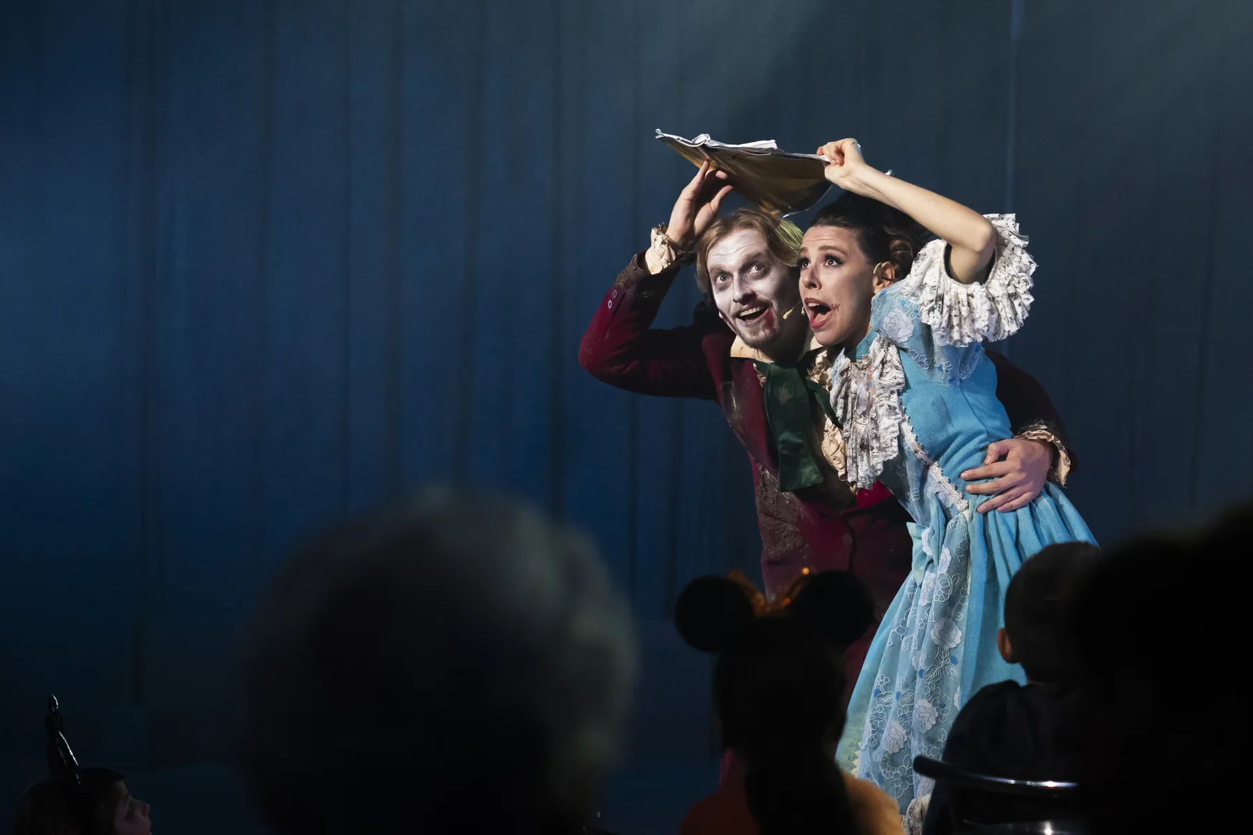 Due attori in costume sul palco