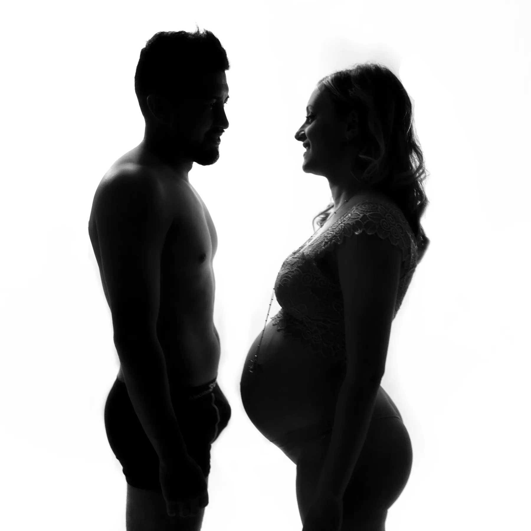 Silhouette di una coppia in attesa, in bianco e nero