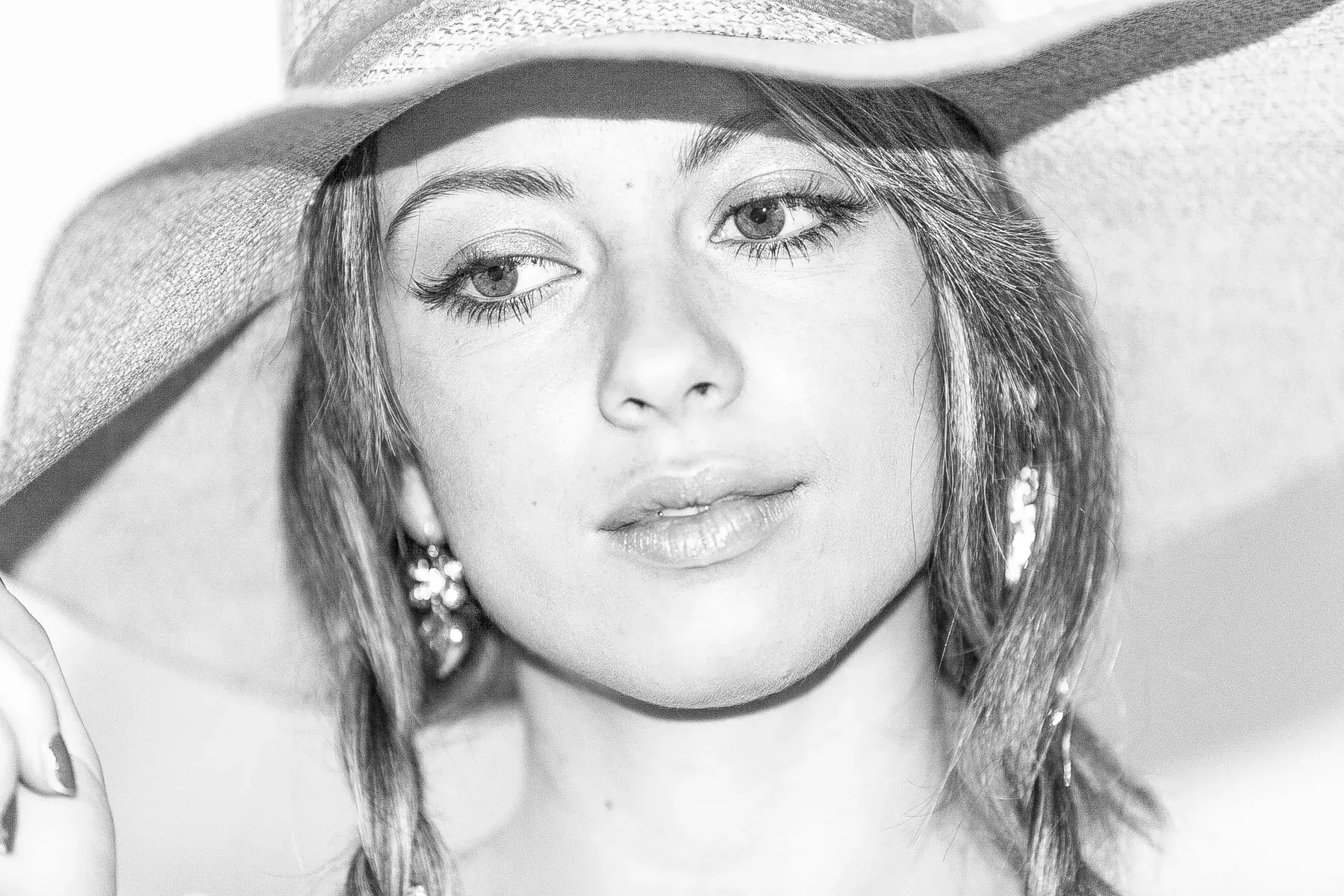 Primo piano di donna con cappello, in bianco e nero