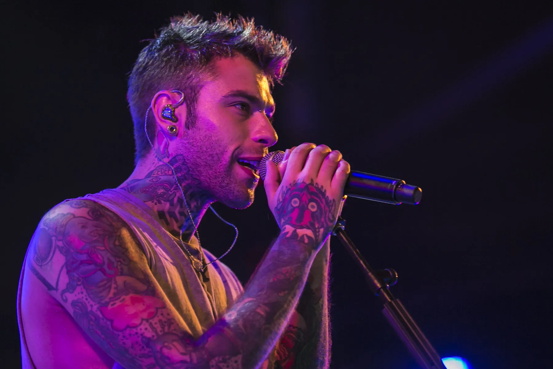 Cantante sul palco durante un concerto