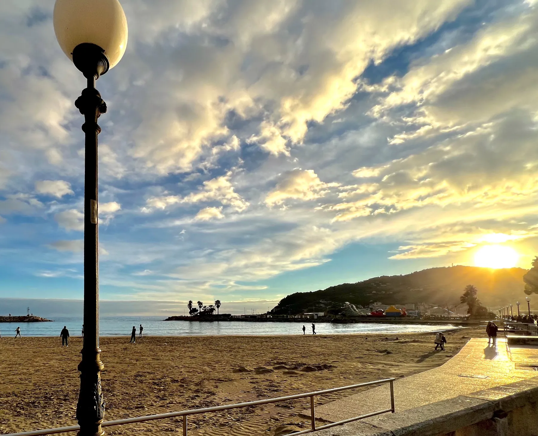 Lungomare e spiaggia al tramonto