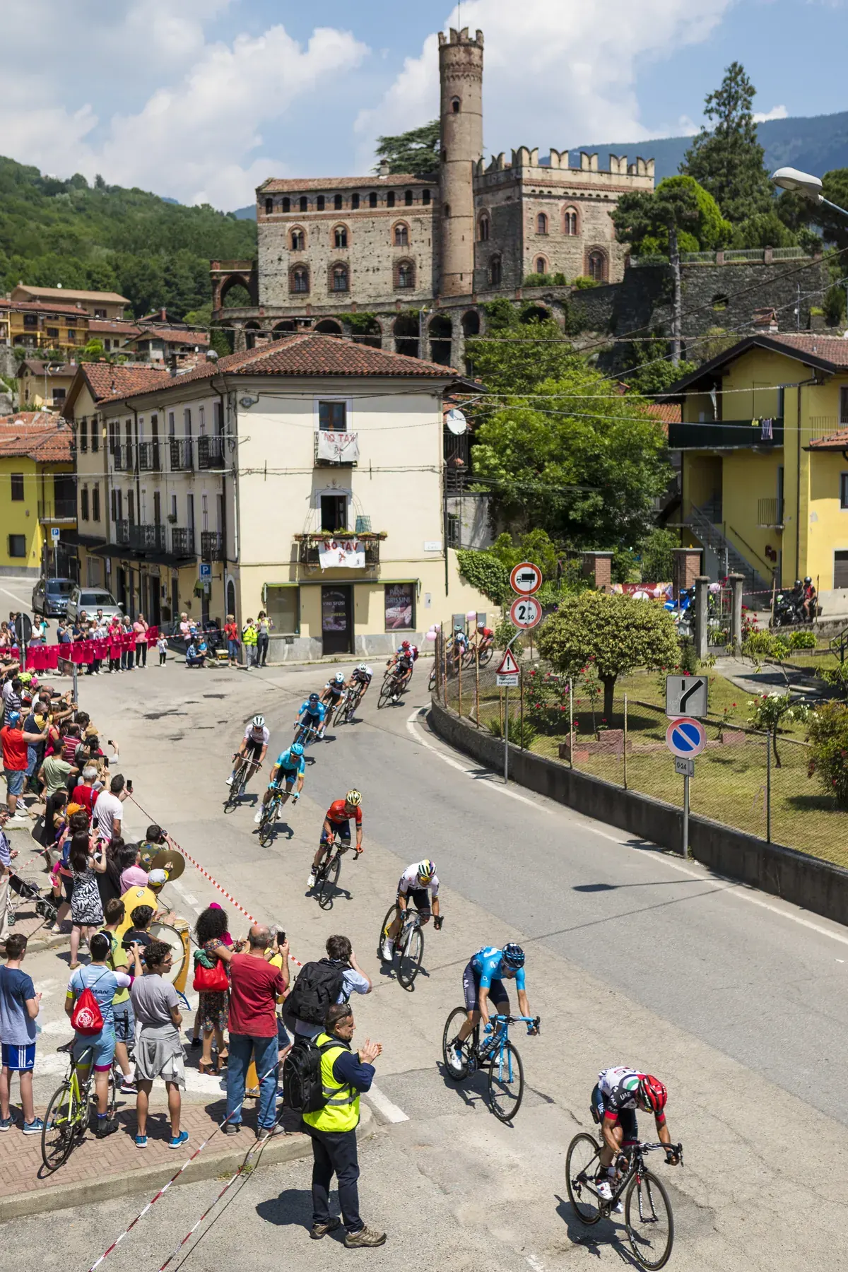 Gara ciclistica che attraversa un paese con un castello