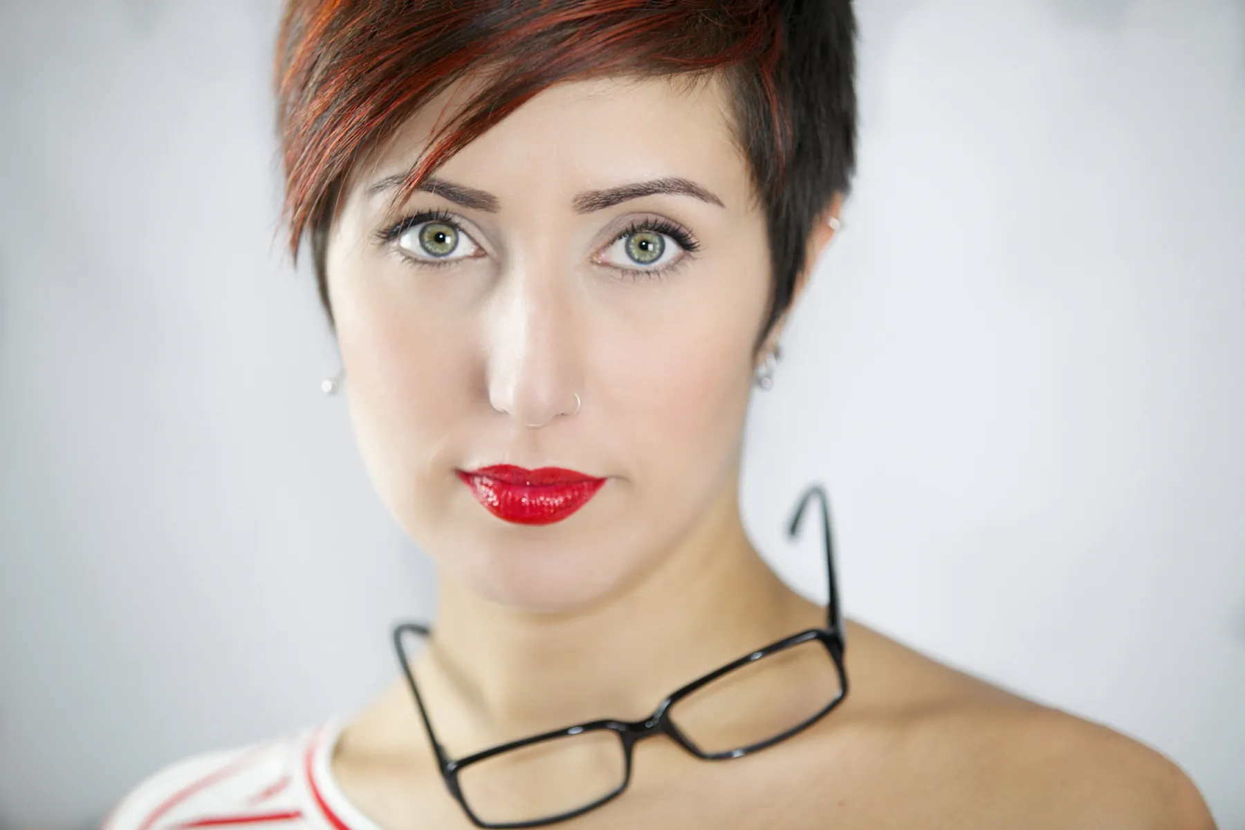 Ritratto di donna con rossetto rosso e occhiali