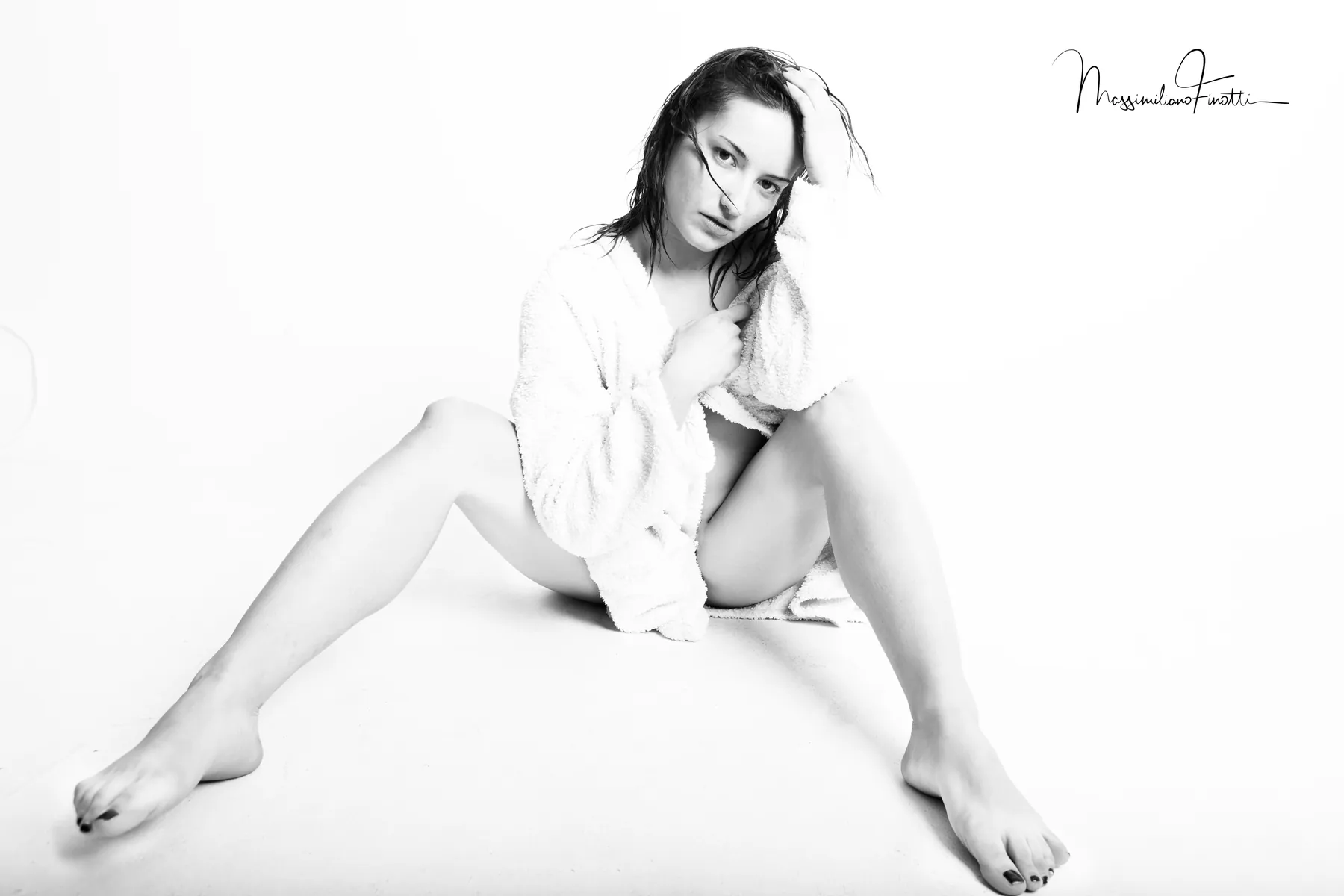 Modella seduta su fondo bianco