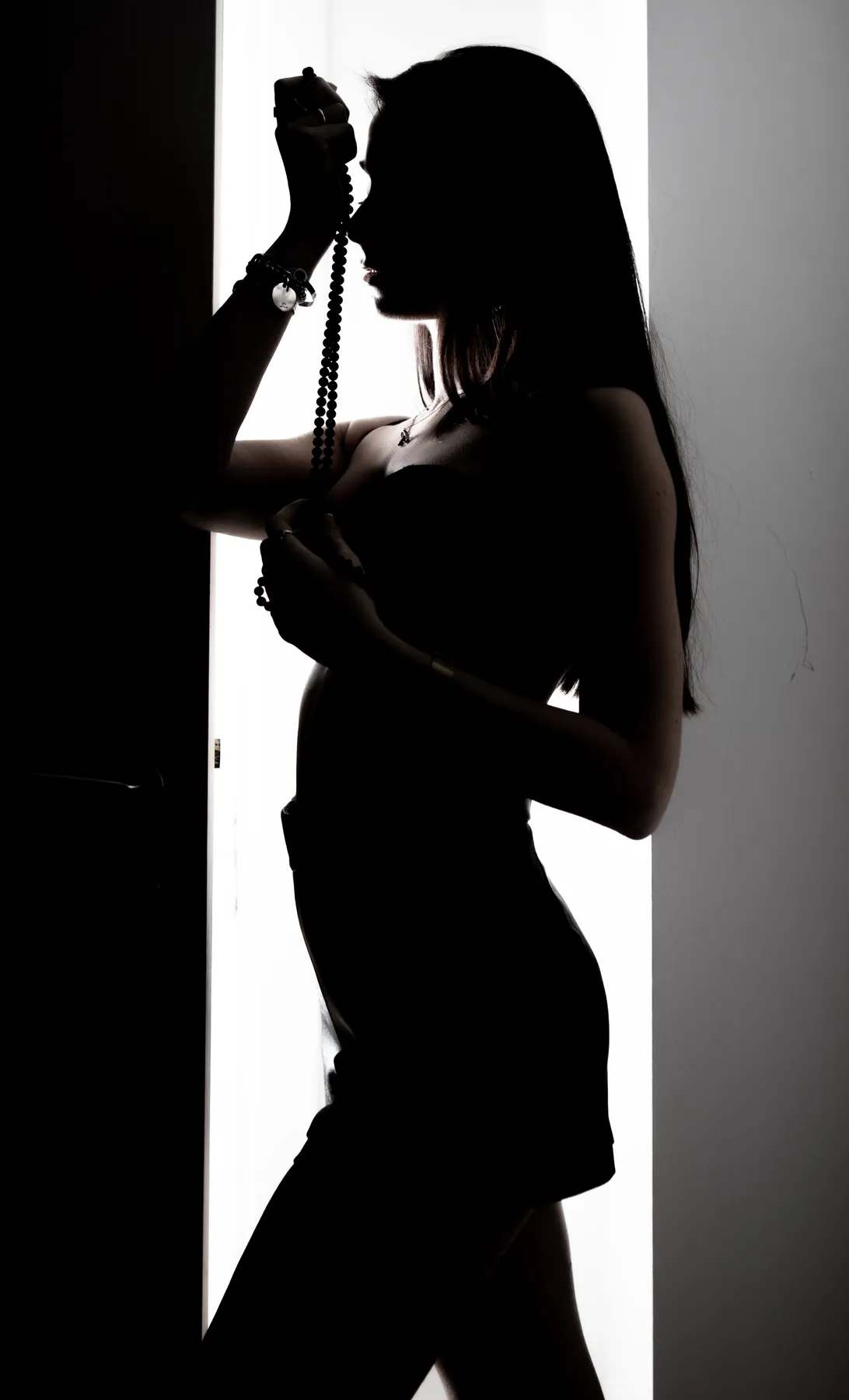 Silhouette di donna controluce